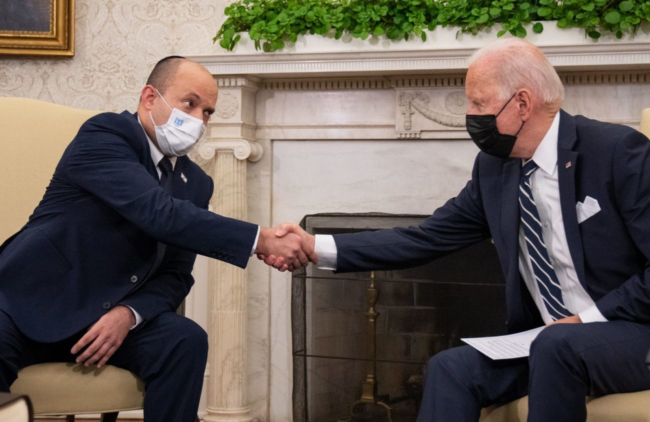PM Bennett and President Biden shake hands at White House